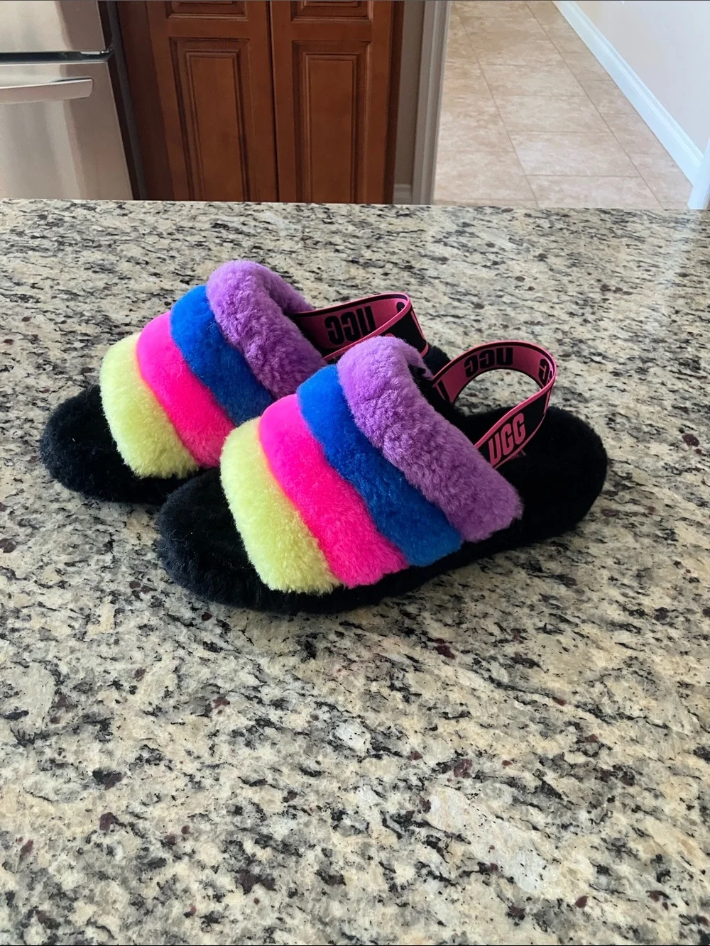 UGG Kids Multistripe Fluff Slide - Black with Rainbow Stripes